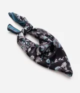 Pañuelo cuadrado confeccionado en satén con estampa paisley en tonos verde, violeta y negro, con marco ornamentado y acabado en los bordes.