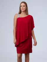 Vestido corto negro de RM Richards, con un hombro descubierto y una manga corta con volado. Presenta un aplique de lentejuelas plateadas en el tirante.