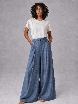 Pantalón sastrero de pierna ancha y tiro alto, con pinzas frontales y bolsillos laterales. Confeccionado en una mezcla de lino y tencel, presenta una caída fluida y estructura definida.