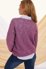 Sweater de punto calado color rojo, de corte holgado y manga larga.