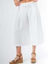 Bermuda blanca de corte ancho y largo midi.