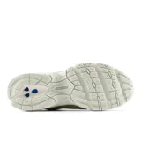 Championes urbanos New Balance modelo 530, color beige con detalles metalizados. Presentan una estructura de malla transpirable con refuerzos de cuero sintético, entresuela con tecnología ABZORB para mayor amortiguación y cierre mediante cordones.