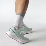 Championes Salomon modelo Aero Glide 3, color verde menta con suela blanca y detalles en violeta. Cuenta con amortiguación de espuma de alta altura y diseño sin costuras en la parte superior.