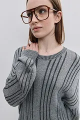 Sweater de punto color gris con diseño de rayas verticales oscuras, cuello redondo y calce relajado de mangas largas.