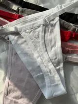 Pack de seis bombachas tipo less regulables de algodón, con tiras elásticas ajustables.