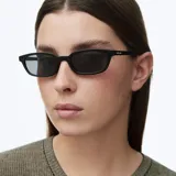 Lentes de sol con montura rectangular alargada de bio-based G850 en color negro y lentes polarizadas oscuras.