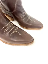 Bota texana corta de cuero color marrón chocolate, con taco de madera y bordados decorativos en el empeine.