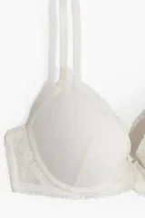 Soutien push-up de encaje color blanco con aros y copas acolchadas que realzan el busto, breteles ajustables y cierre de corchetes en la espalda.