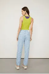 Pantalón de jean celeste con estampado de chevrón blanco.