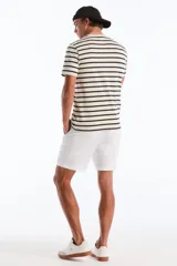 Remera de manga corta Original Penguin con diseño de rayas horizontales oscuras sobre base beige, cuello redondo acanalado y bordado del logo de la marca en el pecho.