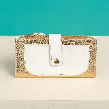 Billetera de cuero dorada y blanca con bolsillo frontal, dos bolsillos con cierre y dos bolsillos para tarjetas en su interior.