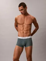 Pack de tres bóxers tipo trunk de talle bajo, confeccionados en mezcla de algodón y elastano. Incluye un modelo liso en color negro, un modelo estampado con monograma en color azul petróleo y un modelo liso en color verde agua. Todos cuentan con la icónica cinturilla elástica con el logo de la marca.