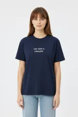 Remera negra de algodón con cuello redondo, manga corta y estampa frontal con texto en blanco.