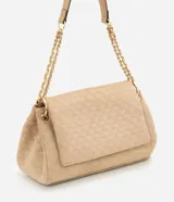 Cartera tipo shoulder bag de tamaño mediano, confeccionada en material sintético efecto gamuza color beige. Presenta un diseño estructurado con textura geométrica de triángulos en relieve, tapa frontal con cierre y correa de cadena metálica dorada con apoyo para el hombro.