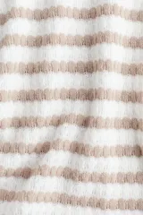 Minivestido tejido a rayas horizontales color beige y blanco, sin mangas y con cuello redondo.