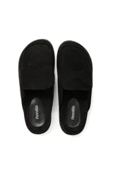 Sueco tipo mocasín destalonado en color arena, confeccionado en material gamuzado con detalle de antifaz en el empeine y suela plana de color negro.