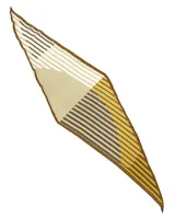 Pañuelo rombo de gasa con estampado de rayas en tonos marrón, mostaza, blanco y beige, de tejido satinado y acabado suave.