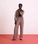 Pantalón recto de sastrería con cintura elástica y estampado de cuadros en tonos marrón y beige.