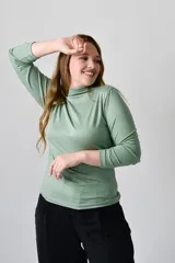 Polera verde de modal con cuello alto y mangas largas.