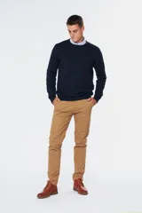 Pantalón de gabardina azul marino de corte slim fit y tiro medio, con bolsillos traseros ojalados con botón y presillas para cinturón.