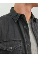 Camisa de denim gris oscuro con cuello clásico, cierre con botones y corte slim.