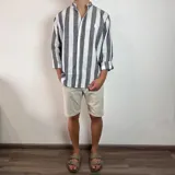 Bermuda de gabardina color marrón claro, corte recto, con bolsillos laterales y traseros.