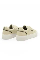 Championes urbanos Discovery modelo Casual Banda, color beige con suela blanca de plataforma y detalles en negro.