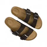 Sandalias de cuero sintético color marrón con doble tira y hebillas metálicas ajustables.