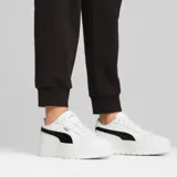 Championes Puma modelo Karmen II L, de diseño urbano con plataforma alta, confeccionados en cuero blanco con la icónica franja lateral en color negro.