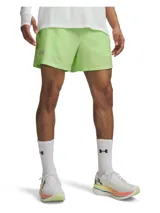 Short de running Under Armour Launch de 5 pulgadas, color verde lima, con diseño ligero y elástico. Cuenta con forro interior de malla, paneles laterales transpirables, cintura elástica con cordón interno y bolsillos laterales con compartimento interno para teléfono.