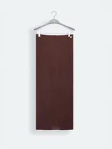 Falda midi marrón con textura plisada y corte recto.