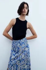 Falda midi de corte recto con estampado floral en tonos azul francia, blanco y beige.