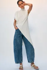 Jeans balloon leg de tiro medio color tostado, con diseño de cinco bolsillos, efecto lavado y costuras decorativas laterales.