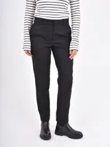 Pantalon de vestir negro de corte recto y tiro medio, con cierre frontal y trabillas para cinturón.