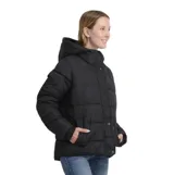 Campera puffer negra con capucha, cierre frontal con botones a presión, puños elastizados y forro interior de peluche.