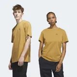 Remera color mostaza de corte clásico con cuello redondo y logo Adidas bordado en el pecho.