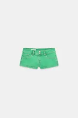 Shorts de jean tiro bajo color verde, con diseño clásico de cinco bolsillos, trabillas para cinto y cierre frontal con cremallera y doble botón metálico.