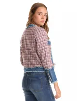 Chaqueta de corte recto y silueta boxy, confeccionada en tejido tweed multicolor con aplicaciones de denim en cuello, solapa frontal, bolsillos y puños. Presenta terminaciones con efecto deshilachado, cuello a la base, bolsillos frontales con solapa y puños con botones metálicos.