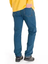 Jeans de mezclilla azul con calce slim, diseño clásico de cinco bolsillos y costuras en contraste.