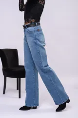 Pantalón wide leg de denim rígido azul, tiro alto y pierna recta.