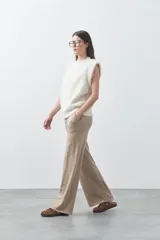 Pantalón de punto de corte recto y calce relajado, con cintura elástica y bolsillos laterales. Presenta una caída fluida y tejido suave.
