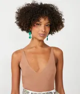 Musculosa negra de tejido de punto acanalado, con escote en V profundo y tirantes anchos.