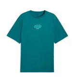 Remera de algodón color verde petróleo, con corte relajado y cuello redondo. Presenta un estampado gráfico central con el logo de Puma dentro de un óvalo y la inscripción 'Sportswear Est. 1948'.