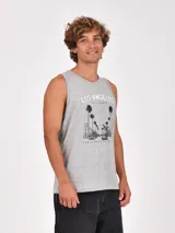 Musculosa blanca de cuello redondo y sisa amplia, con un estampado frontal de estilo fotográfico en blanco y negro que muestra un paisaje desértico y una construcción, acompañado por la palabra "wilderness" en color verde.