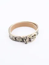 Cinto de cuero sintético blanco con estampado de piel de serpiente en negro y hebilla dorada.