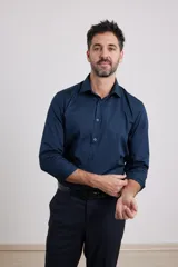 Camisa de vestir azul marino, de corte clásico, con cuello italiano y mangas largas.