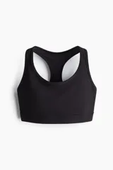 Top deportivo negro con espalda deportiva y soporte medio.