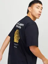 Remera de algodón con calce holgado, cuello redondo y mangas cortas. Presenta un pequeño logo estampado en el pecho y una estampa grande en la espalda con impresión de goma suave al tacto.