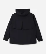 Campera rompevientos deportiva color celeste, con capucha y cordones de ajuste, cierre frontal completo, mangas largas con puños elásticos y bolsillos funcionales.