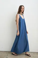 Vestido largo a rayas verdes y blancas, con escote redondo, sin mangas y aberturas laterales.